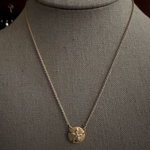 Vinatge gold necklace with sand dollar charm. - Picture 1 of 6
